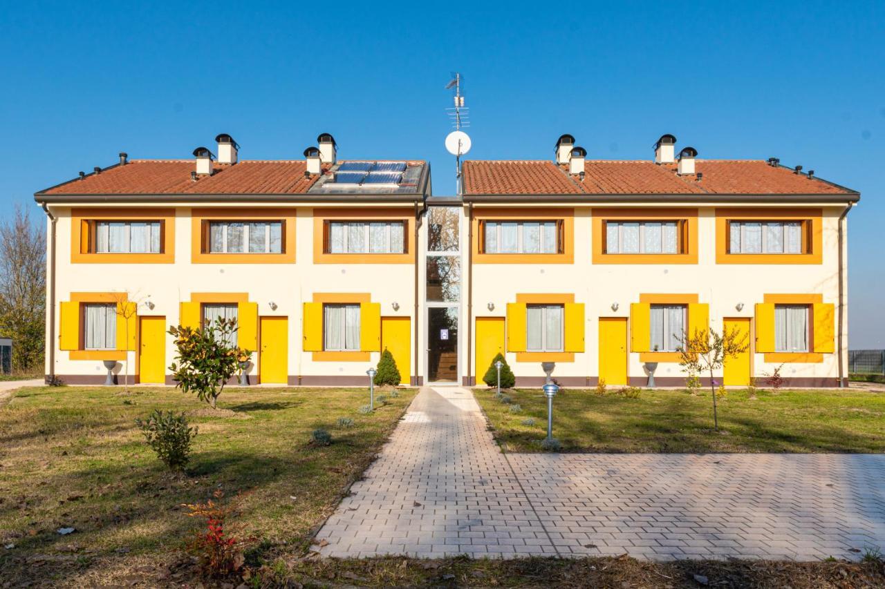 Gold Oasi - Business Solution Aparthotel Ферара Екстериор снимка