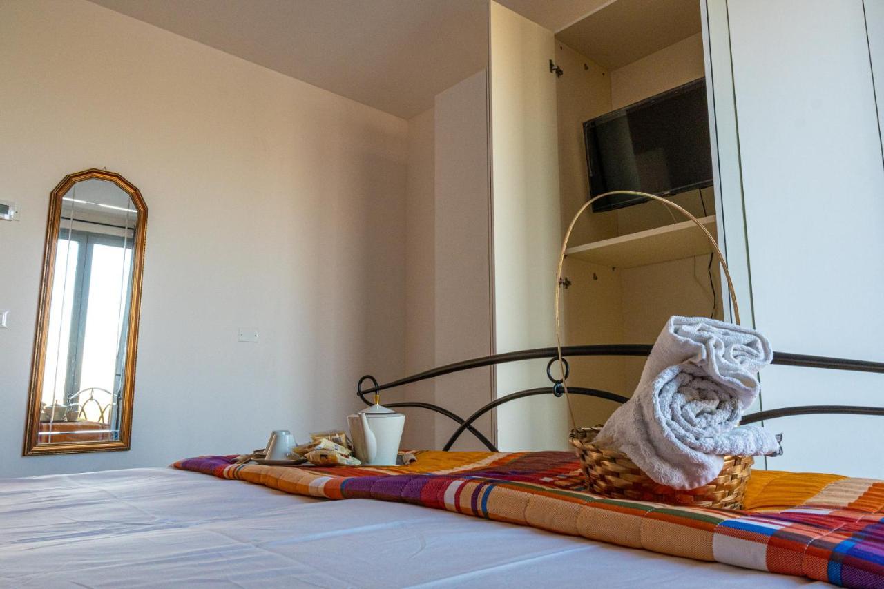 Gold Oasi - Business Solution Aparthotel Ферара Екстериор снимка