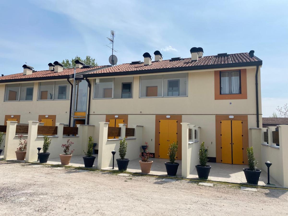 Gold Oasi - Business Solution Aparthotel Ферара Екстериор снимка